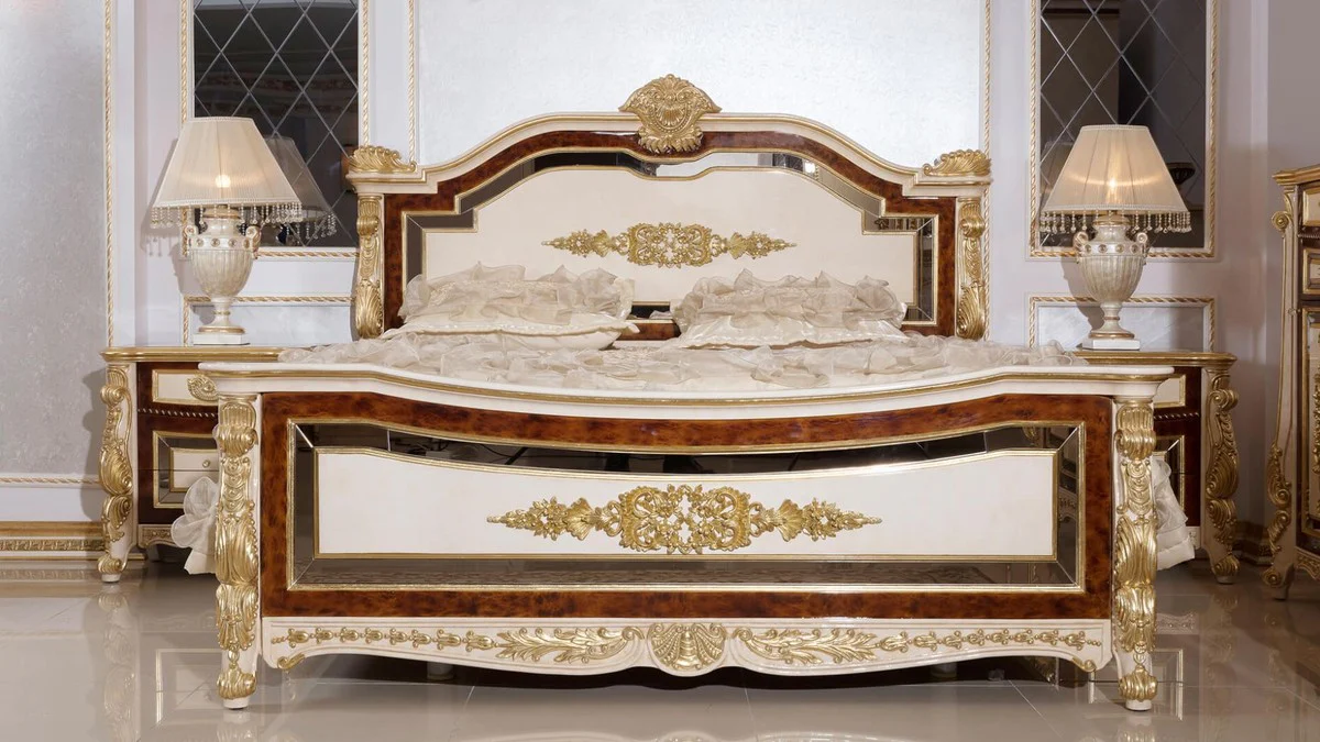 Luxus Barock Doppelbett Weiß / Beige / Braun / Gold - Prunkvolles Massivholz Bett - Luxus Schlafzimmer Möbel im Barockstil - Barock Schlafzimmer Möbel - Barock Schlafzimmer Einrichtung