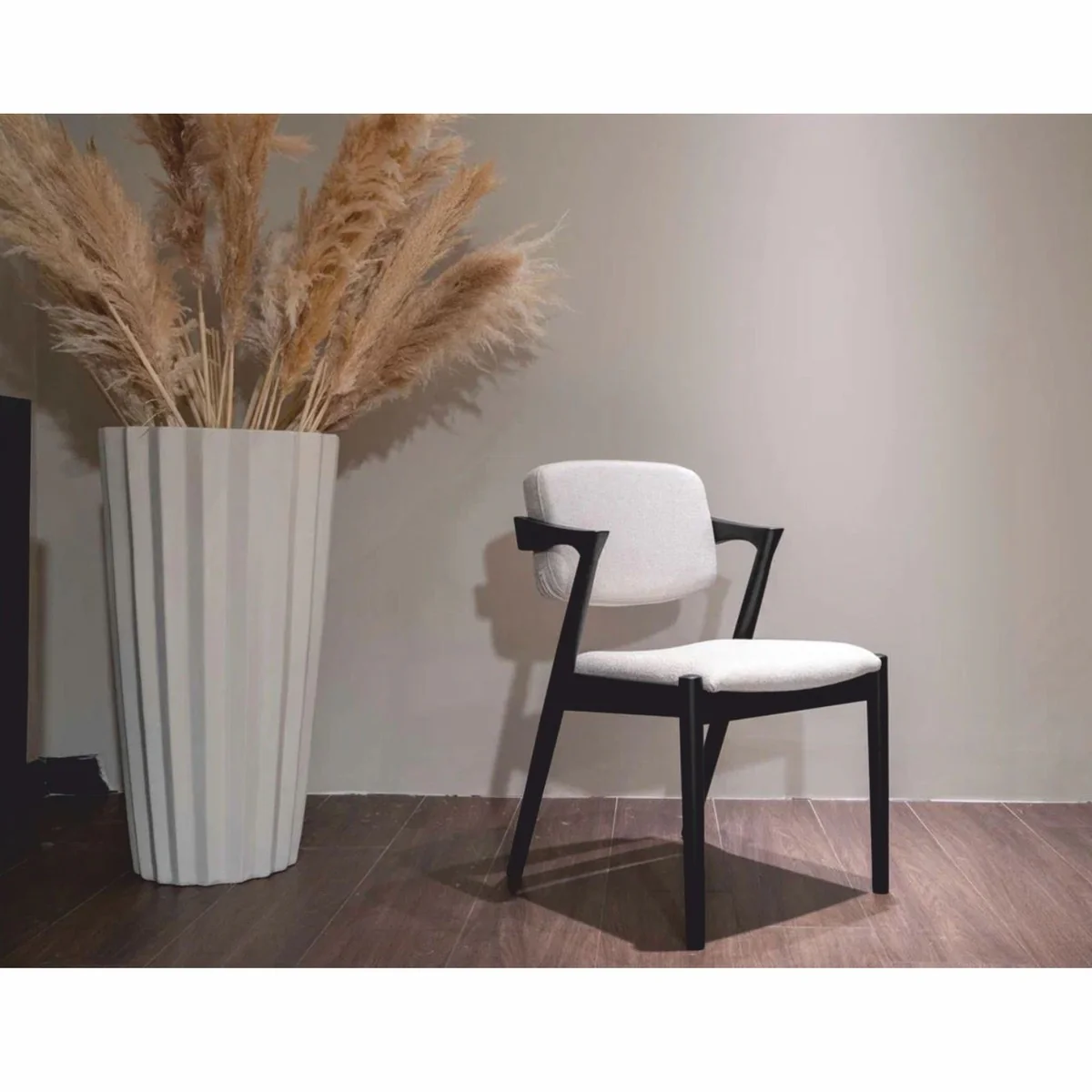 Luxus Esszimmer Set Schwarz / Weiß - 1 Esstisch und 6 Esszimmer Stühle mit Armlehnen