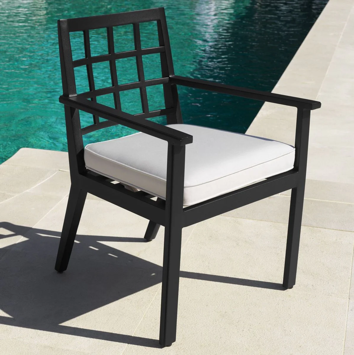 Luxus Esszimmerstuhl mit Armlehnen Schwarz / Weiß 64,5 x 65 x H. 88,5 cm - Wetterbeständiger Aluminium Stuhl mit Sitzkissen - Garten Terrassen Stuhl - Luxus Qualität