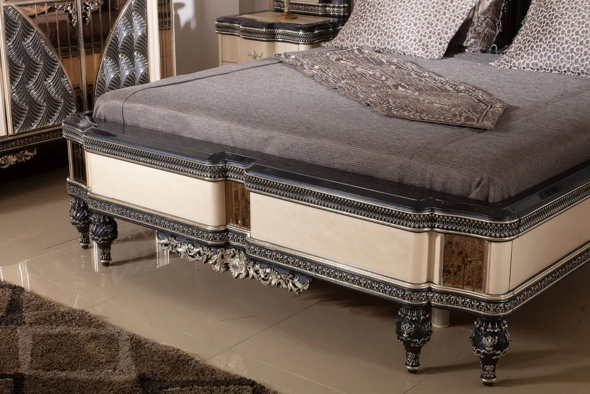 Luxus Barock Schlafzimmer Set Hellblau / Beige / Schwarz / Gold - 1 Barock Doppelbett mit Kopfteil & 2 Barock Nachtkommoden - Luxus Schlafzimmer Möbel im Barockstil - Barock Interior