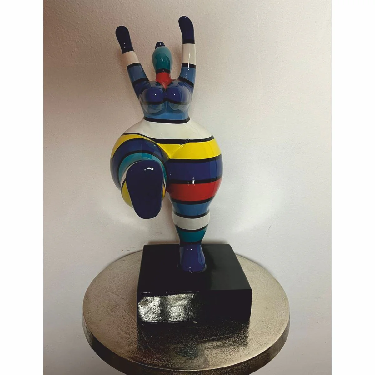 Deko Figur Frau beim Sport Bunt mit Streifen H. 48 cm - Ausstellungsstück