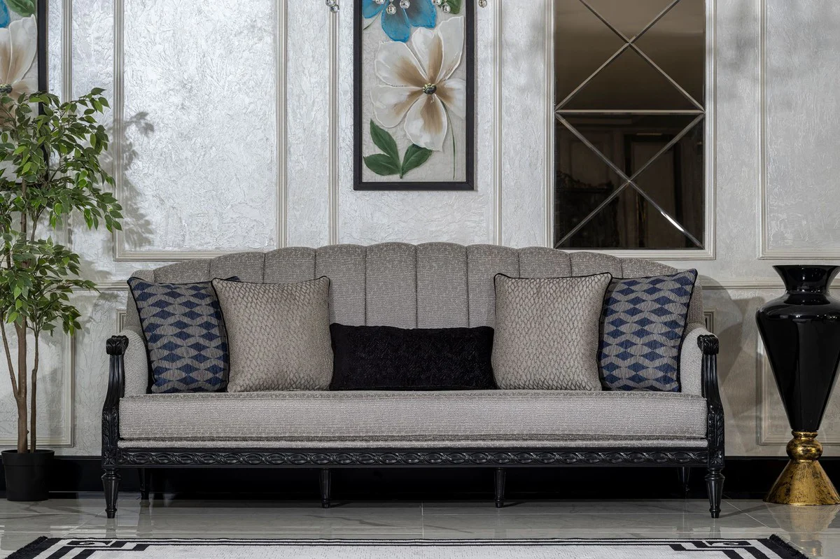 Luxus Barock Wohnzimmer Sofa Silber / Schwarz - Handgefertigtes Barockstil Sofa mit dekorativen Kissen - Barock Möbel - Luxus Wohnzimmer Möbel im Barockstil - Edel & Prunkvoll