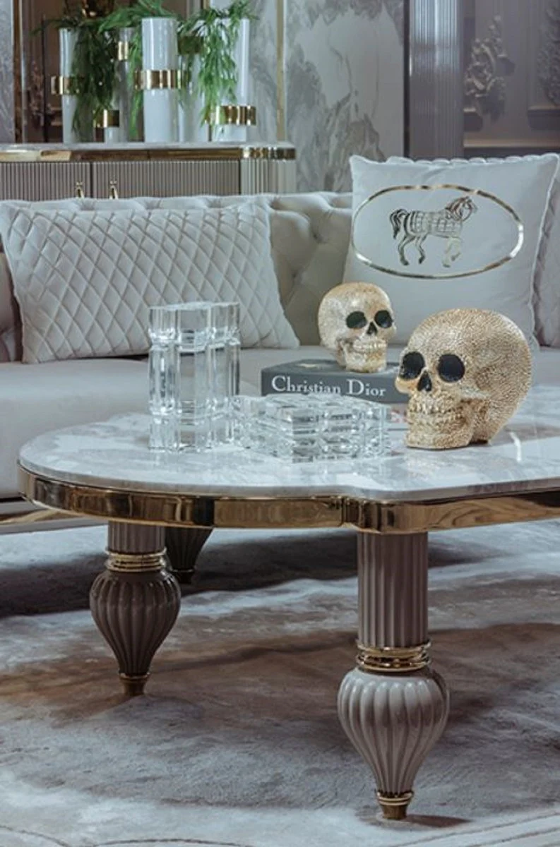 Luxus Art Deco Couchtisch Grau / Weiß / Gold 160 x 87 x H. 46 cm - Prunkvoller Massivholz Wohnzimmertisch mit Kunstmarmor Tischplatte - Art Deco Wohnzimmer Möbel