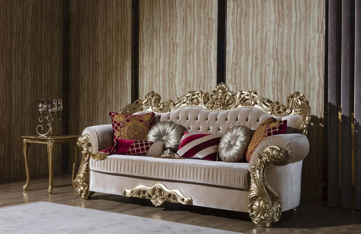 Luxus Barock Sofa Beige / Gold 244 x 95 x H. 123 cm - Prunkvolles Wohnzimmer Sofa mit dekorativen Kissen - Barock Wohnzimmer Möbel
