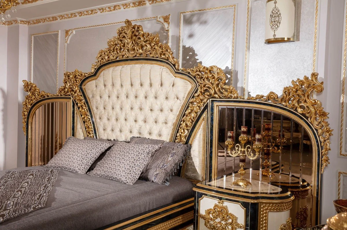 Luxus Barock Schlafzimmer Set Gold / Weiß / Blau / Gold - 1 Doppelbett mit Kopfteil & 2 Nachtkommoden - Schlafzimmer Möbel im Barockstil - Edel & Prunkvoll