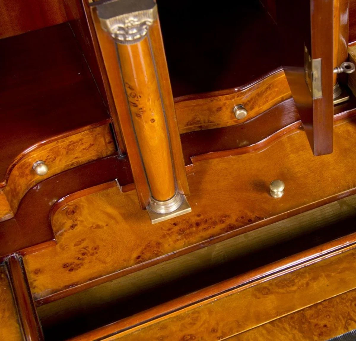 Luxus Jugendstil Schreibkommode mit 18 Schubladen Hellbraun / Braun / Grün / Silber - Prunkvolle Massivholz Kommode - Luxus Möbel im Barockstil - Barock Büro Möbel - Edel & Prunkvoll