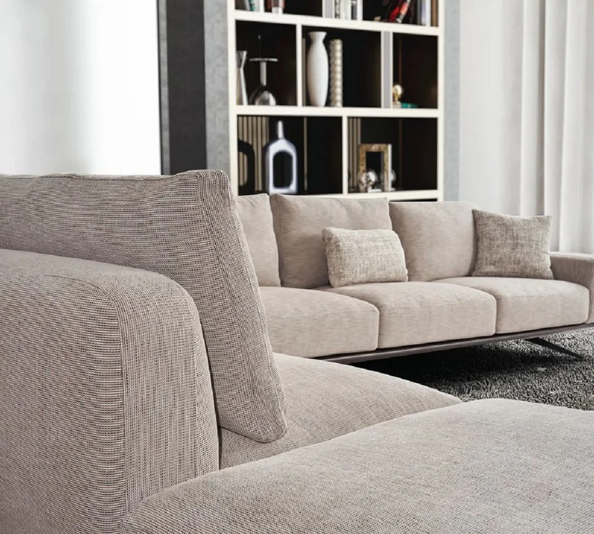 Luxus Sofa Beige / Dunkelbraun 320 x 100 x H. 70 cm - Wohnzimmer Sofa - Hotel Sofa - Wohnzimmer Möbel - Hotel Möbel - Luxus Möbel - Luxus Einrichtung - Wohnzimmer Einrichtung