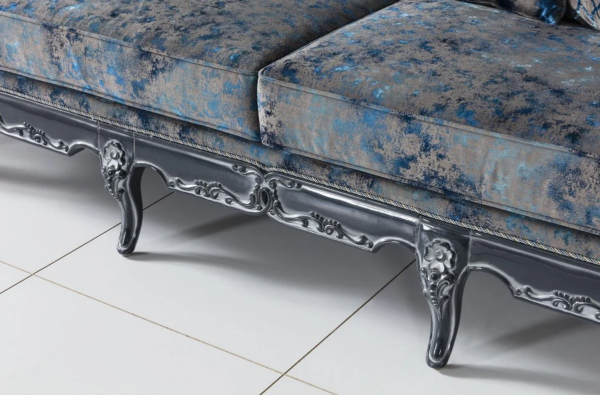 Luxus Barock Sofa Grau / Blau / Grau 224 x 103 x H. 110 cm - Edles Wohnzimmer Sofa mit elegantem Muster und dekorativen Kissen - Barockstil Wohnzimmer Möbel