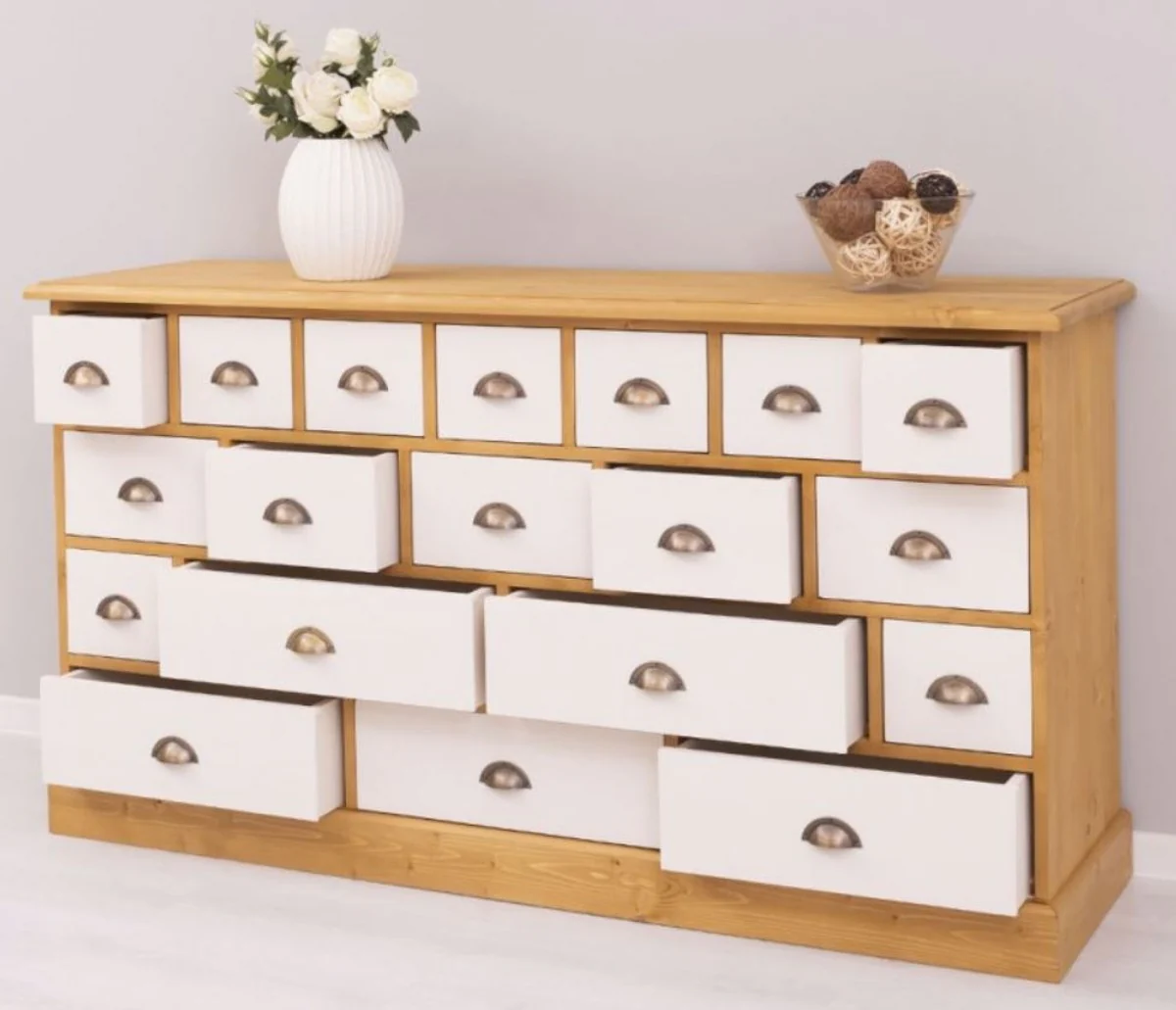 Landhausstil Kommode Naturfarben / Weiß 180 x 48 x H. 95 cm - Massivholz Schrank mit 19 Schubladen - Landhausstil Möbel - Möbel im Landhausstil - Landhausstil Einrichtung