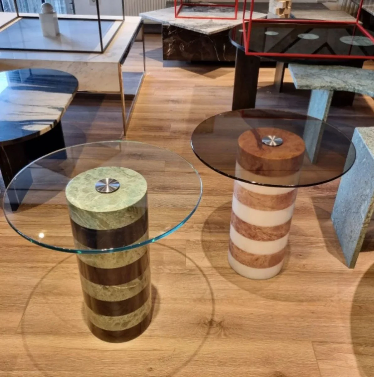 Luxus Beistelltisch Braun / Weiß Ø 48 x H. 50 cm - Runder Marmor Tisch mit Glasplatte - Wohnzimmer Möbel - Luxus Möbel - Marmor Möbel - Luxus Einrichtung - Wohnzimmer Einrichtung