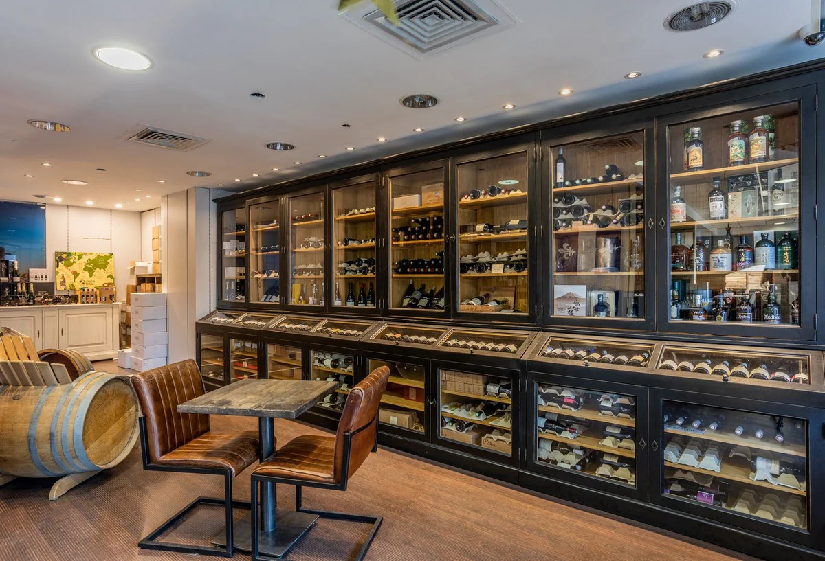 Landhausstil Weinschrank Antik Schwarz / Naturfarben 600 x 70 x H. 240 cm - Riesiger Massivholz Barschrank - Massivholz Schrank im Landhausstil - Bar Möbel - Landhausstil Möbel