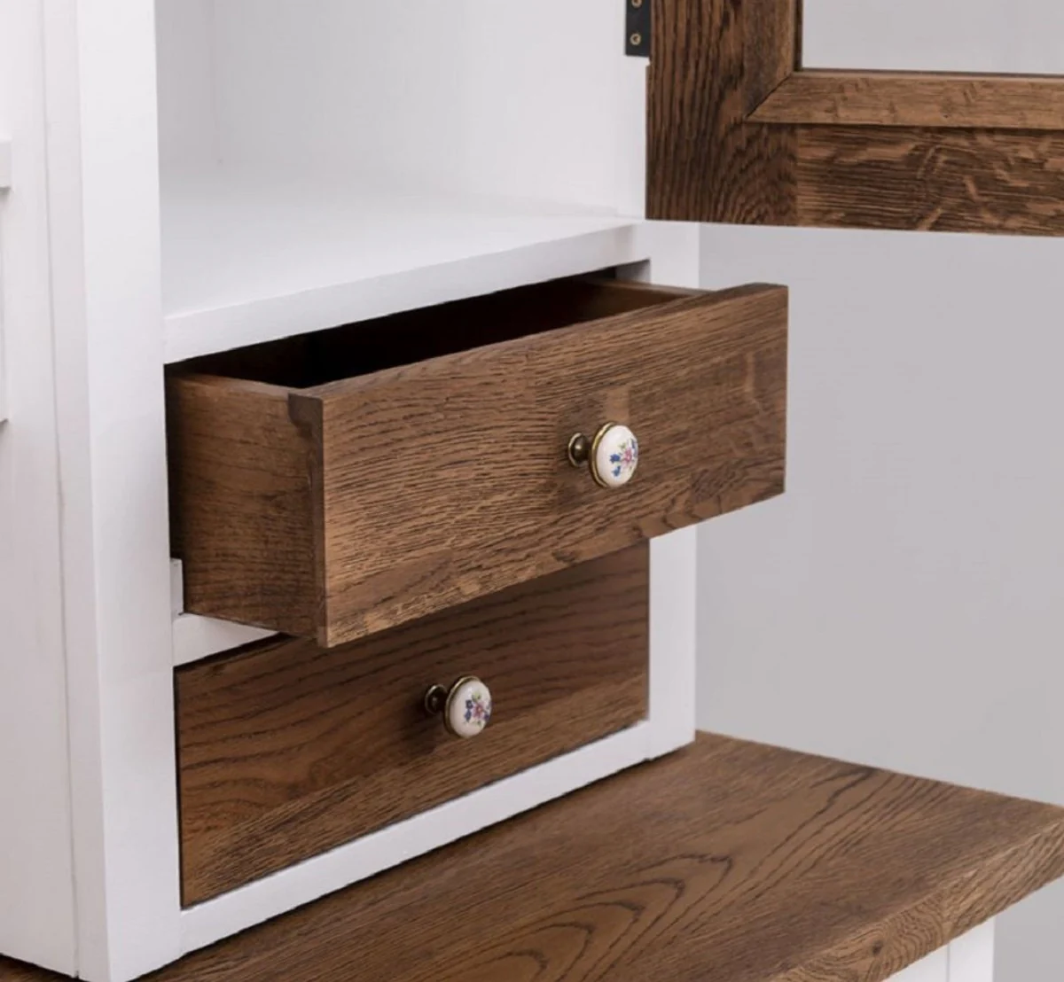 Landhausstil Esszimmerschrank Weiß / Dunkelbraun 137 x 50 x H. 197 cm - Massivholz Küchenschrank - Esszimmer Möbel im Landhausstil - Landhausstil Esszimmer Einrichtung