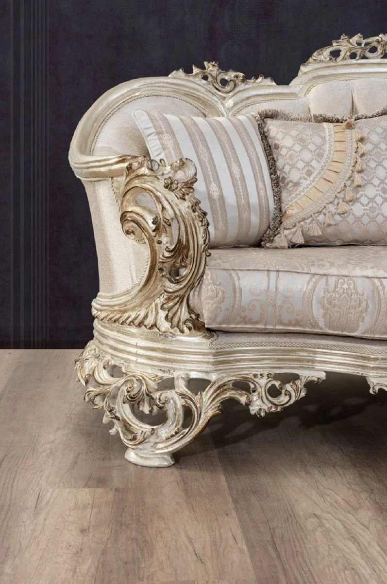Luxus Barock Sofa Cremefarben / Beige / Antik Gold - Prunkvolles Wohnzimmer Sofa mit elegantem Muster - Barock Wohnzimmer Möbel