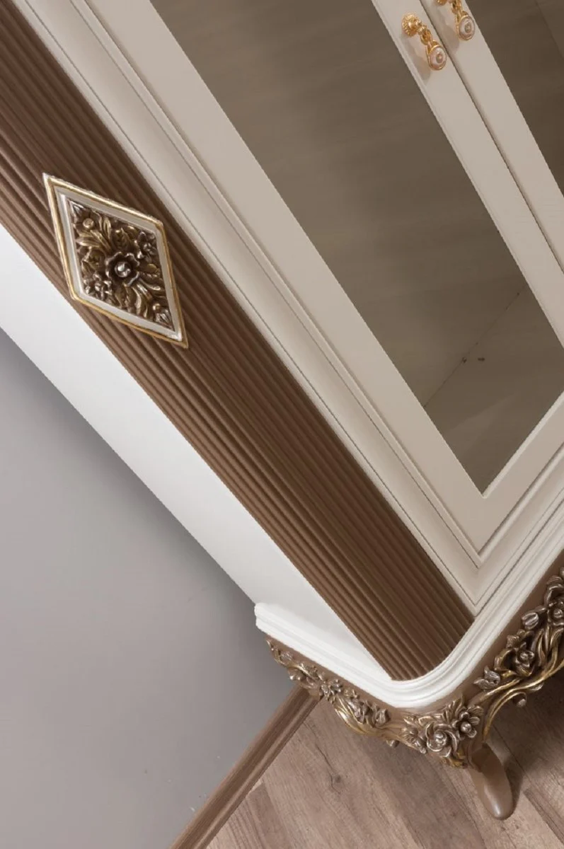 Luxus Barock Wohnzimmer Vitrine Weiß / Braun / Gold 130 x 50 x H. 220 cm - Prunkvoller Barock Vitrinenschrank mit 2 Glastüren - Edle Barock Möbel