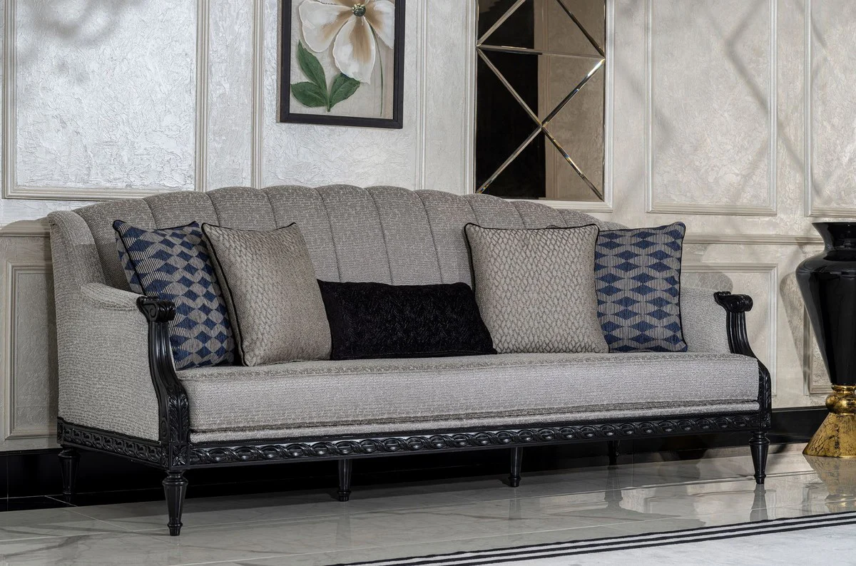 Luxus Barock Wohnzimmer Sofa Silber / Schwarz - Handgefertigtes Barockstil Sofa mit dekorativen Kissen - Barock Möbel - Luxus Wohnzimmer Möbel im Barockstil - Edel & Prunkvoll