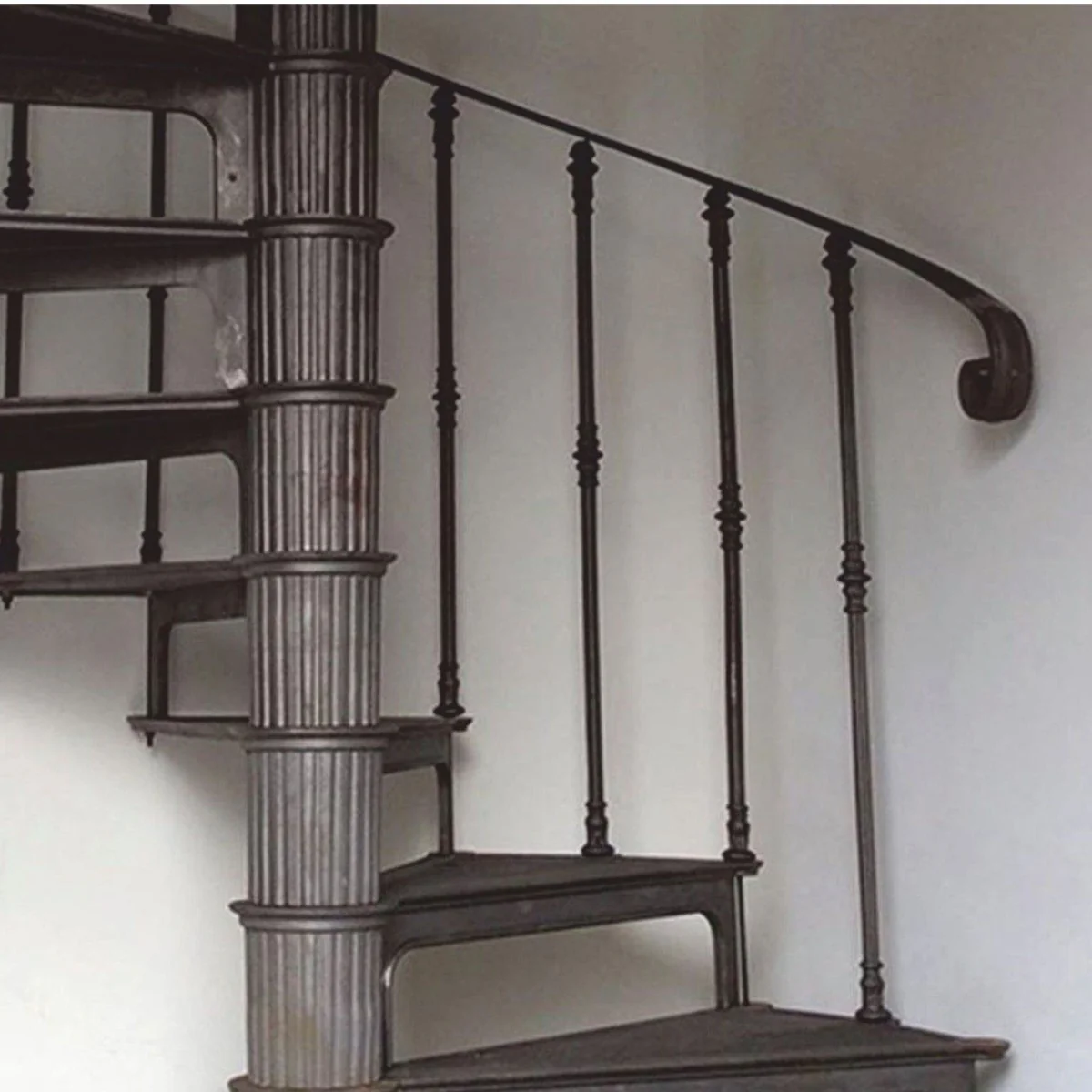 Gusseisen Wendeltreppe mit Geländer rechte Seite Grau H. 289 cm - Rustikale Spiraltreppe