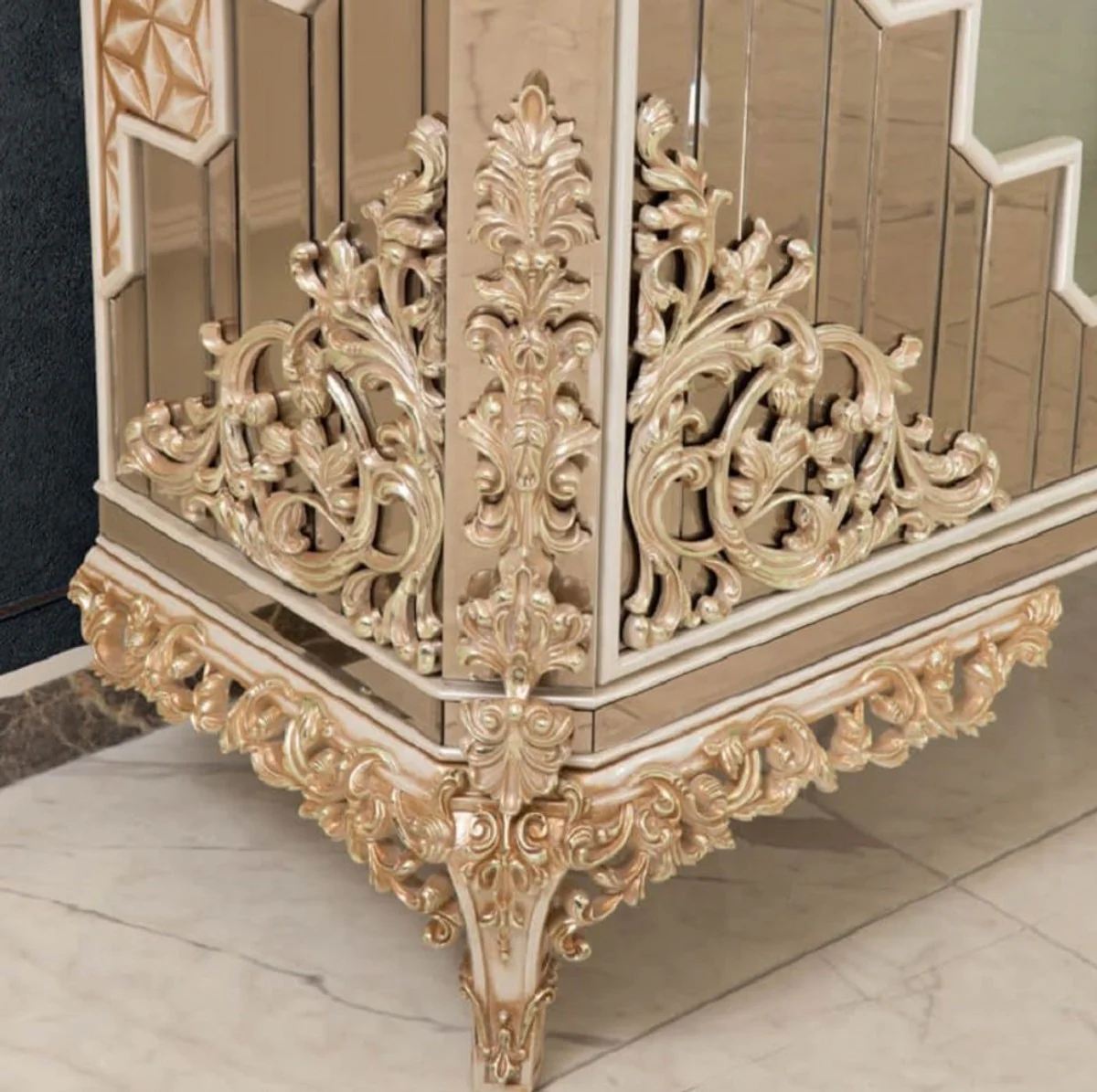 Luxus Barock Vitrine Weiß / Gold - Handgefertigter Massivholz Vitrinenschrank mit 2 Türen - Prunkvolle Barock Möbel