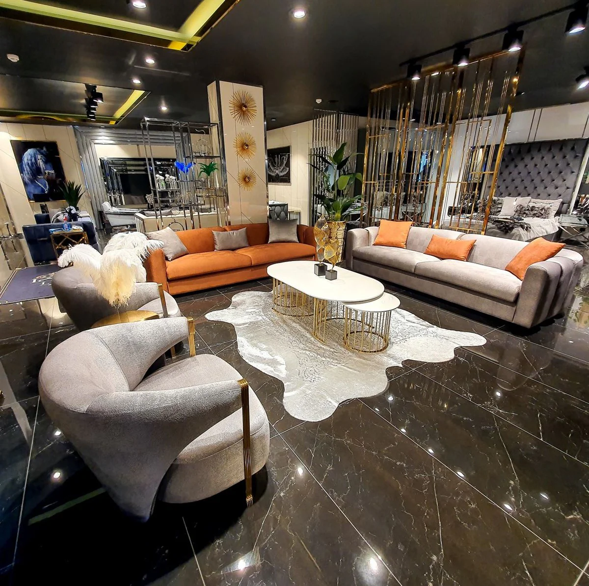 Luxus Sofa Orange / Gold 240 x 95 x H. 85 cm - Wohnzimmer Sofa - Hotel Sofa - Luxus Möbel