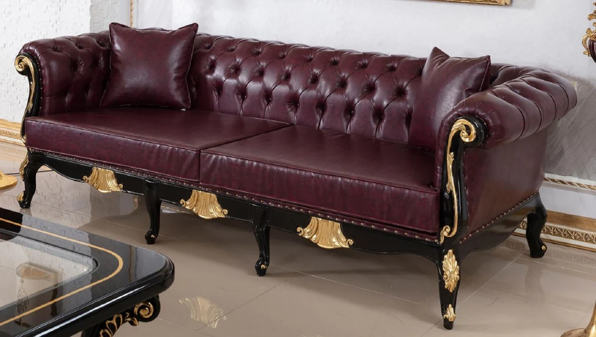 Luxus Barock Chesterfield Sofa Bordeauxrot / Schwarz / Gold - Prunkvolles Wohnzimmer Sofa mit edlem Kunstleder - Barock Chesterfield Wohnzimmer Möbel