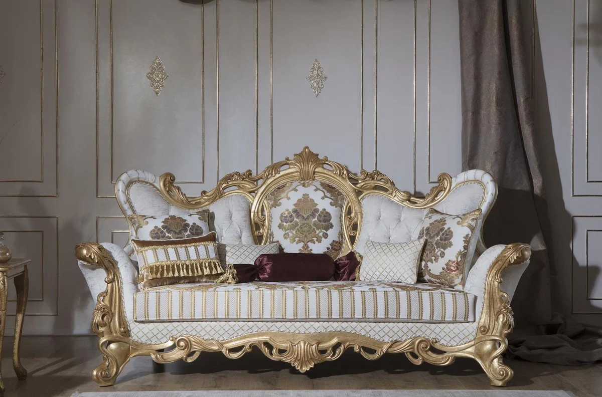 Luxus Barock Sofa Weiß / Gold 248 x 108 x H. 122 cm - Wohnzimmer Sofa mit elegantem Muster und dekorativen Kissen - Prunkvolle Barock Möbel