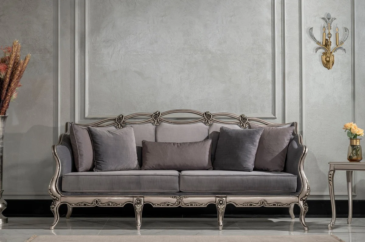 Luxus Barock Wohnzimmer Sofa Grau / Silber - Handgefertigtes Barockstil Sofa mit dekorativen Kissen - Luxus Wohnzimmer Möbel im Barockstil - Barock Möbel - Edel & Prunkvoll
