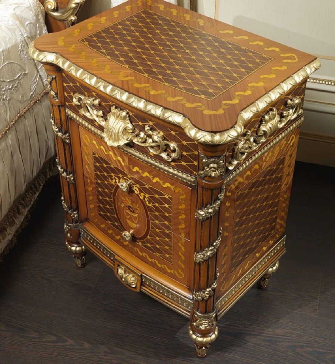 Luxus Barock Schlafzimmer Set Weiß / Braun / Gold - 1 Doppelbett mit Kopfteil & 1 Baldachin & 2 Nachttische & 1 Sitzbank - Barock Schlafzimmer Möbel - Barock Hotel Möbel