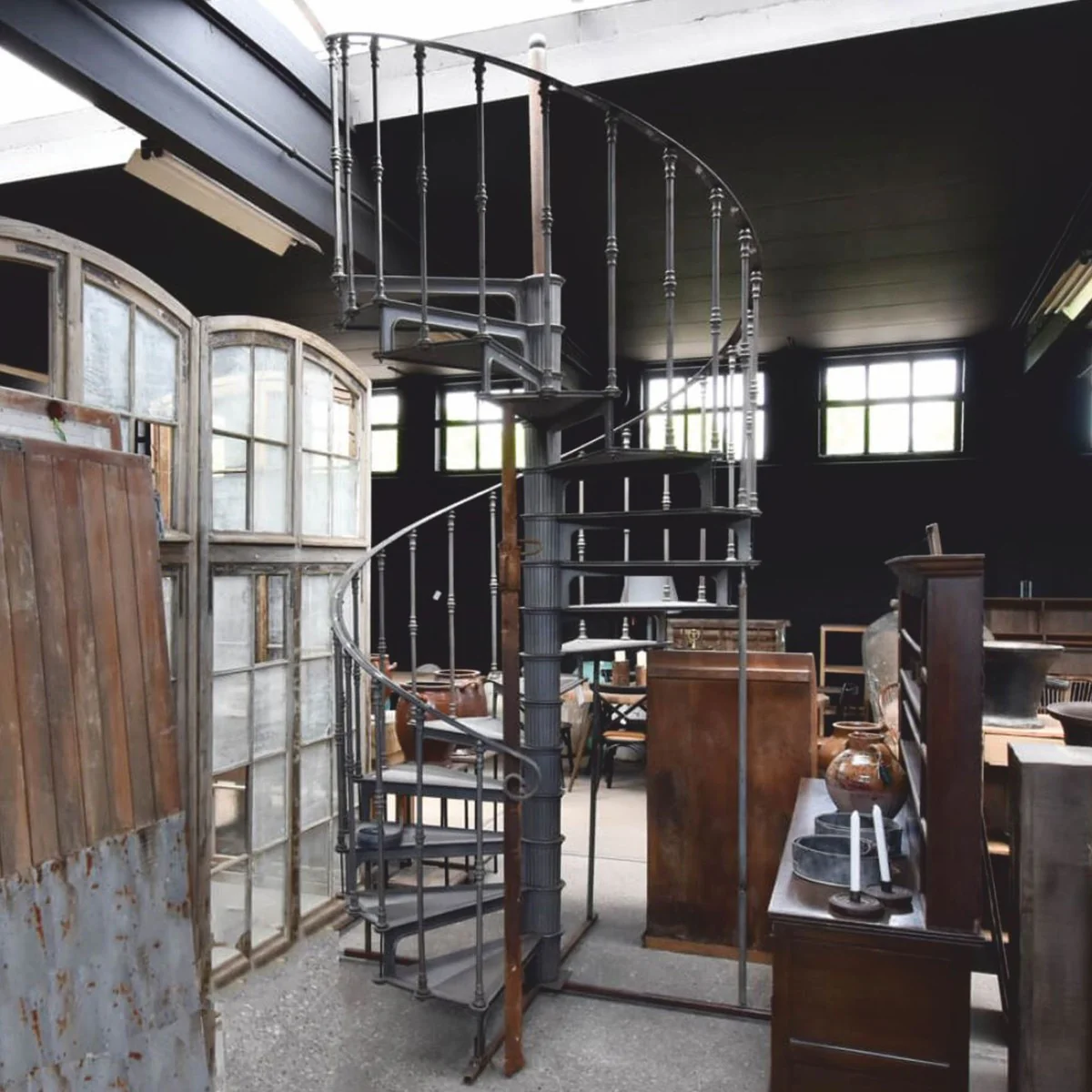 Gusseisen Wendeltreppe mit Geländer linke Seite Grau H. 289 cm - Rustikale Spiraltreppe