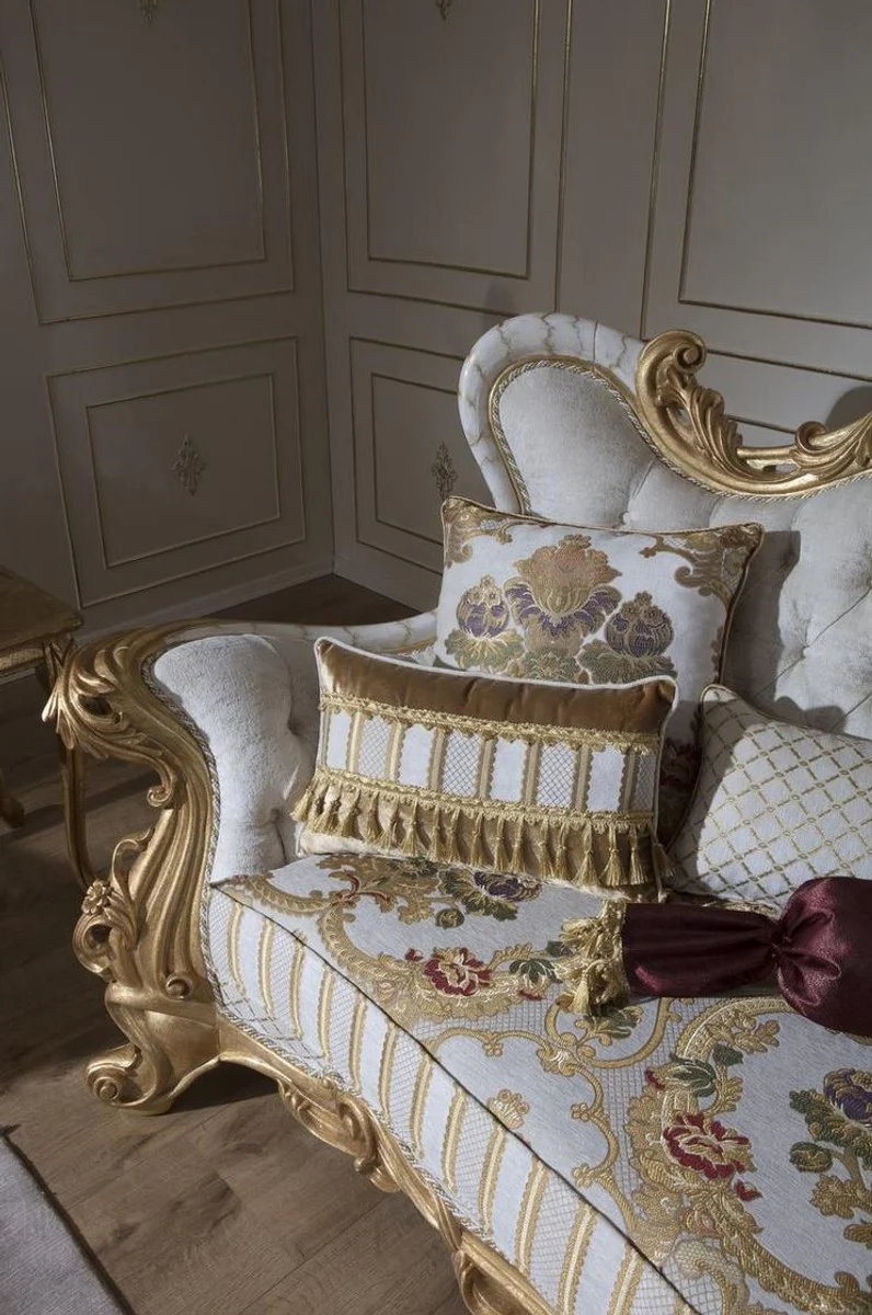 Luxus Barock Sofa Weiß / Gold 248 x 108 x H. 122 cm - Wohnzimmer Sofa mit elegantem Muster und dekorativen Kissen - Prunkvolle Barock Möbel