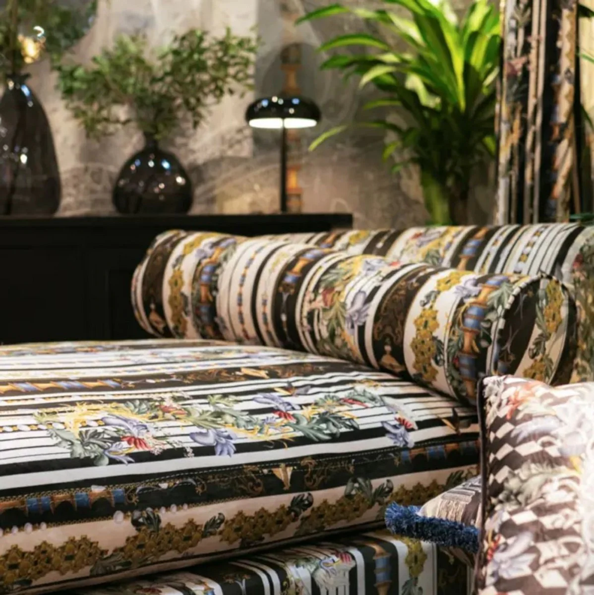 Luxus Chaiselongue mit Streifen Mehrfarbig / Schwarz 84 x 164 x H. 80 cm - Wohnzimmer Liegesessel - Recamiere - Wohnzimmer Möbel - Luxus Möbel