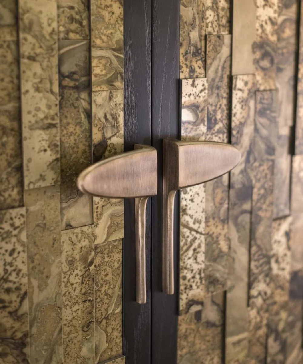 Designer Barschrank Dunkelbraun / Gold / Messing 100 x 46 x H. 166 cm - Massivholz Schrank mit 2 Türen - Wohnzimmer Möbel - Hotel Möbel - Luxus Kollektion