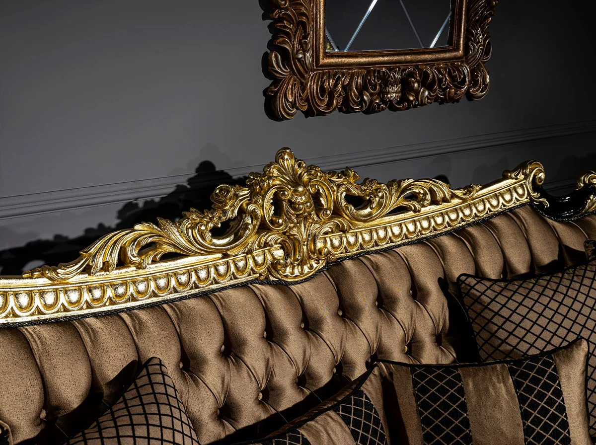 Luxus Barock Sofa Braun / Schwarz / Gold 260 x 110 x H. 117 cm - Prunkvolles Wohnzimmer Sofa mit dekorativen Kissen - Edle Barock Möbel
