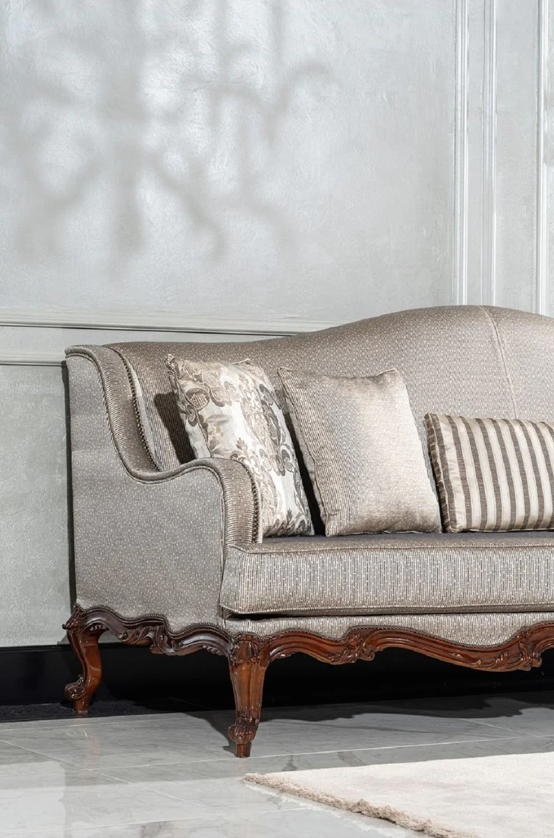 Luxus Barock Wohnzimmer Sofa Silber / Braun - Handgefertigtes Barockstil Sofa mit dekorativen Kissen - Luxus Wohnzimmer Möbel im Barockstil - Barock Möbel - Edel & Prunkvoll