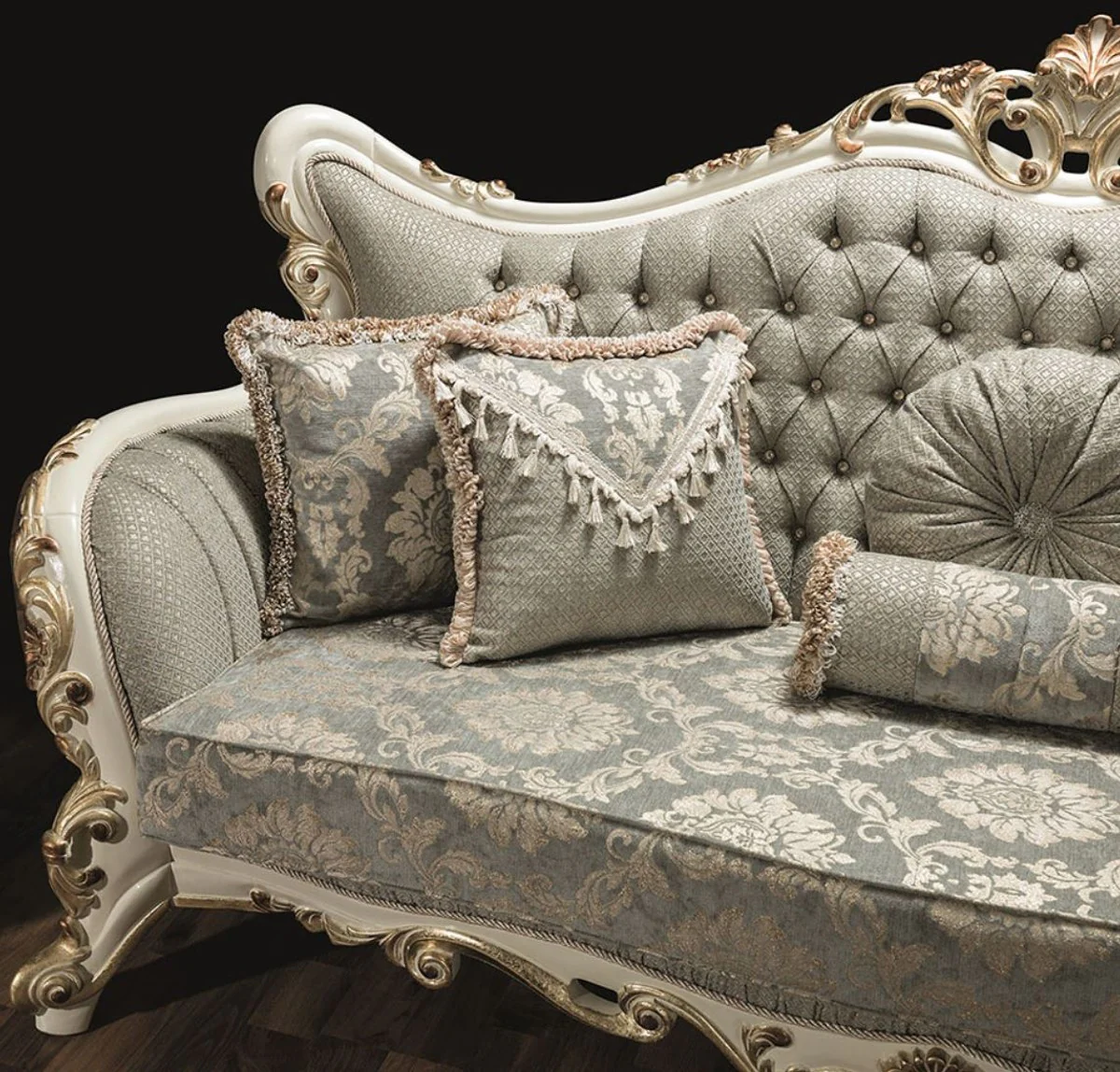 Luxus Barock Wohnzimmer Sofa Grau / Weiß / Gold 235 x 95 x H. 120 cm - Prunkvolle Couch mit Glitzersteinen und dekorativen Kissen - Edle Barockmöbel
