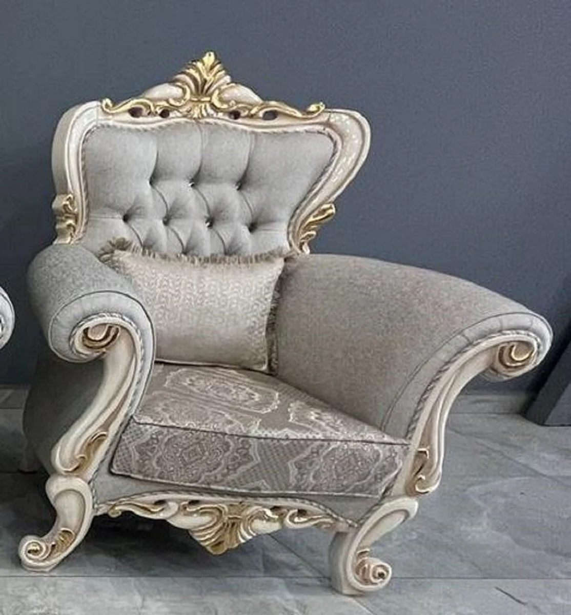 Luxus Barock Wohnzimmer Möbel Set Grau / Weiß / Gold - 2 Barock Sofas & 2 Barock Sessel & 1 Barock Couchtisch - Luxus Wohnzimmer Möbel im Barockstil - Prunkvolle Barock Möbel