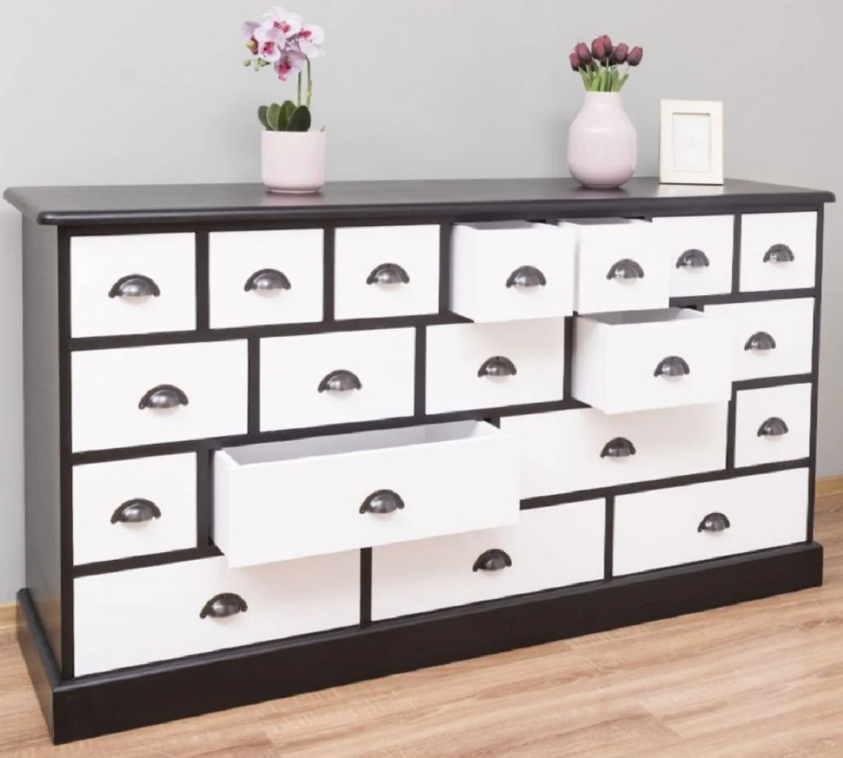 Landhausstil Kommode Schwarz / Weiß 180 x 48 x H. 95 cm - Massivholz Schrank mit 19 Schubladen - Landhausstil Möbel - Möbel im Landhausstil - Landhausstil Einrichtung