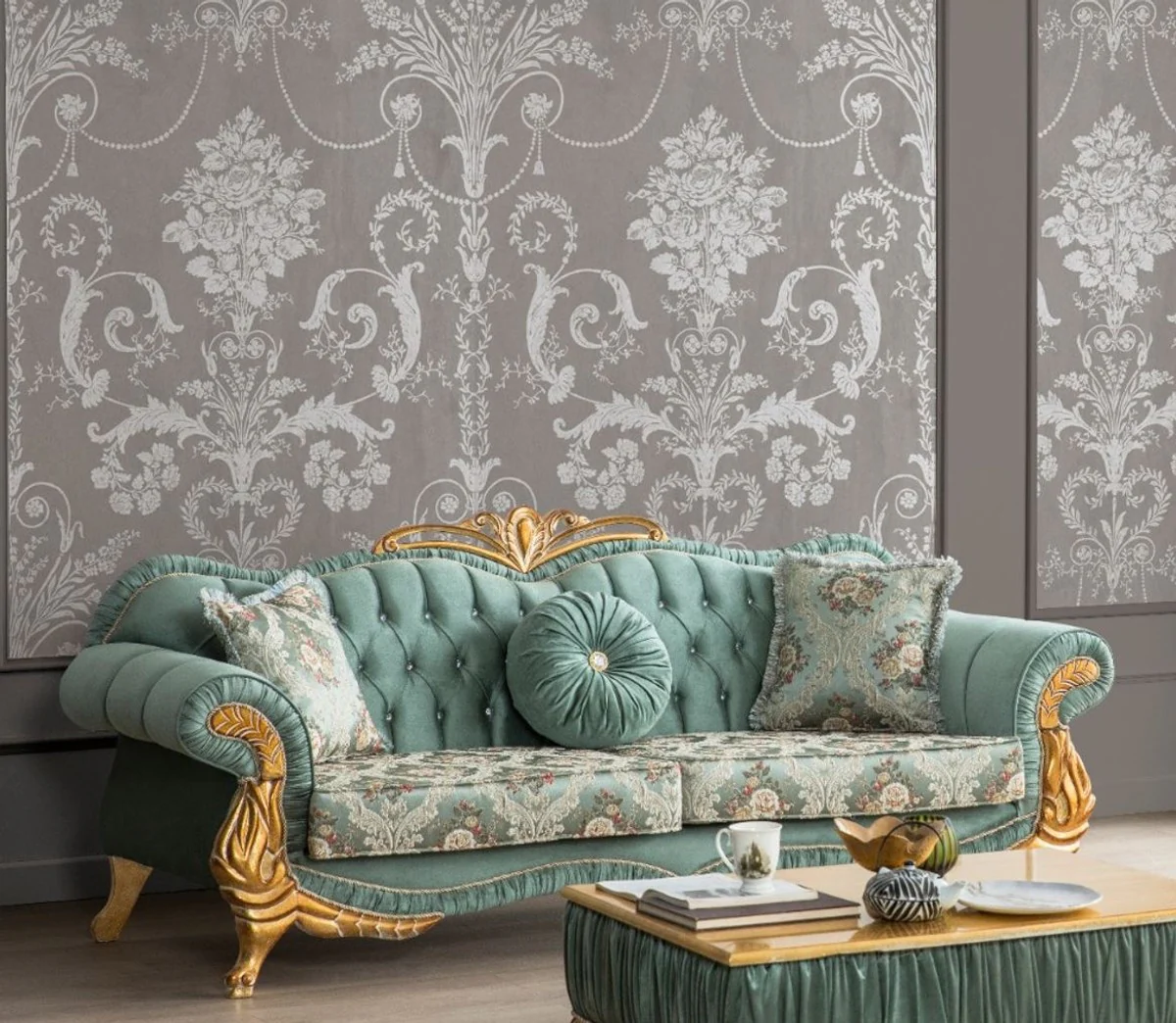 Luxus Barock Wohnzimmer Set Grün / Gold - 2 Sofas mit Muster & 2 Sessel mit Muster & 1 Couchtisch - Wohnzimmer Möbel im Barockstil - Edel & Prunkvoll