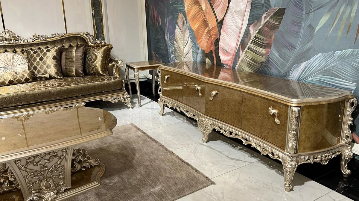 Luxus Barock Sofa Gold / Silber - Prunkvolles Wohnzimmer Sofa mit dekorativen Kissen - Barock Wohnzimmer Möbel - Edel & Prunkvoll