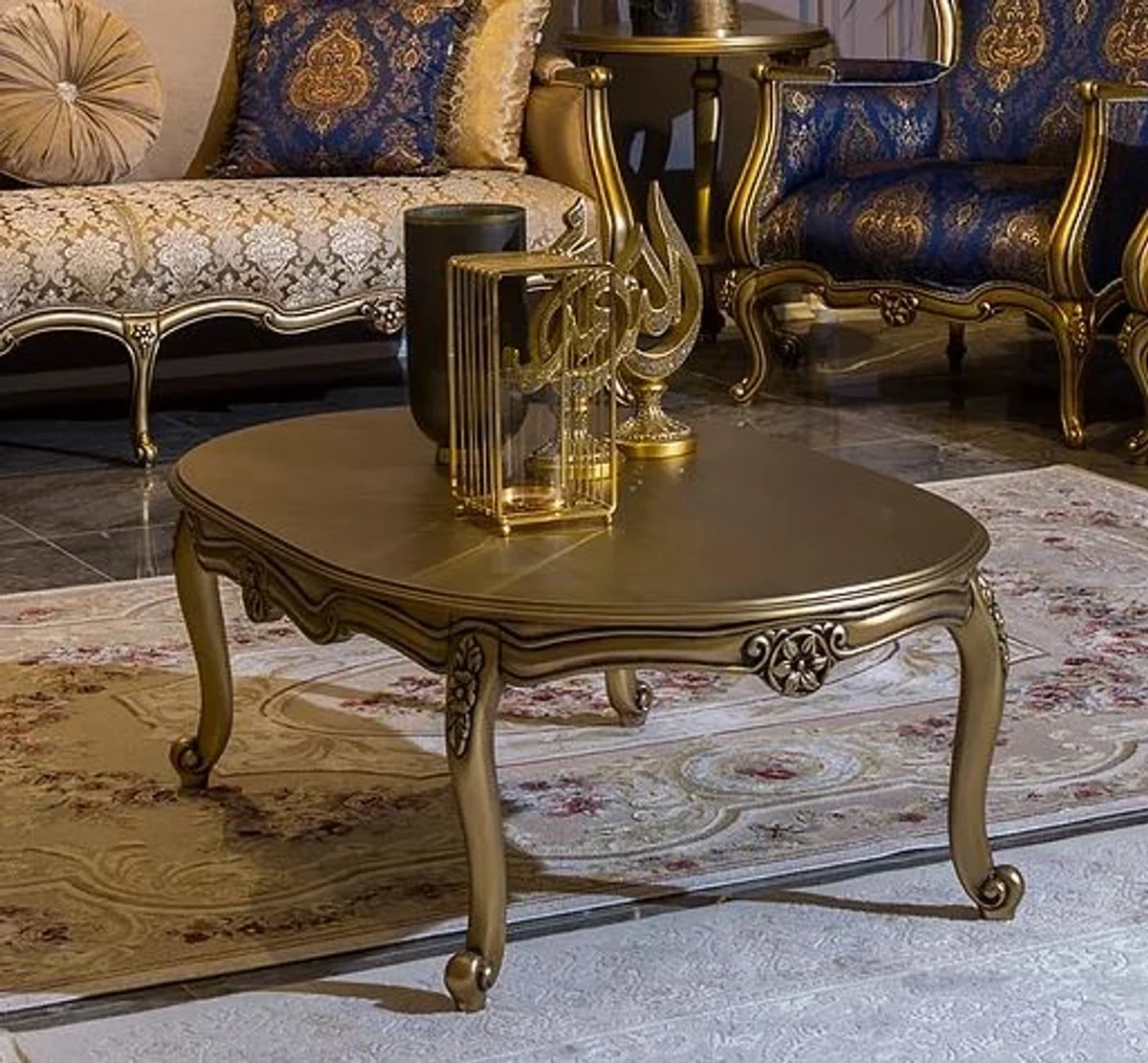Luxus Barock Couchtisch Gold 129 x 81 x H. 45 cm - Ovaler Massivholz Wohnzimmertisch - Barockstil Möbel