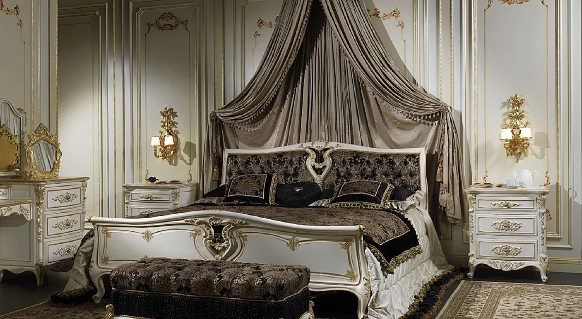 Luxus Barock Schlafzimmer Set Weiß / Gold - 1 Schminkkommode & 1 Spiegel & 1 Sessel - Prunkvolle Schlafzimmer Möbel - Hotel Möbel - Schloss Möbel - Luxus Qualität - Made in Italy