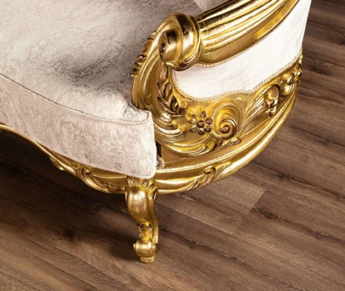 Luxus Barock Sofa Cremefarben / Gold - Prunkvolles Wohnzimmer Sofa mit Muster - Barock Wohnzimmer Möbel - Edel & Prunkvoll
