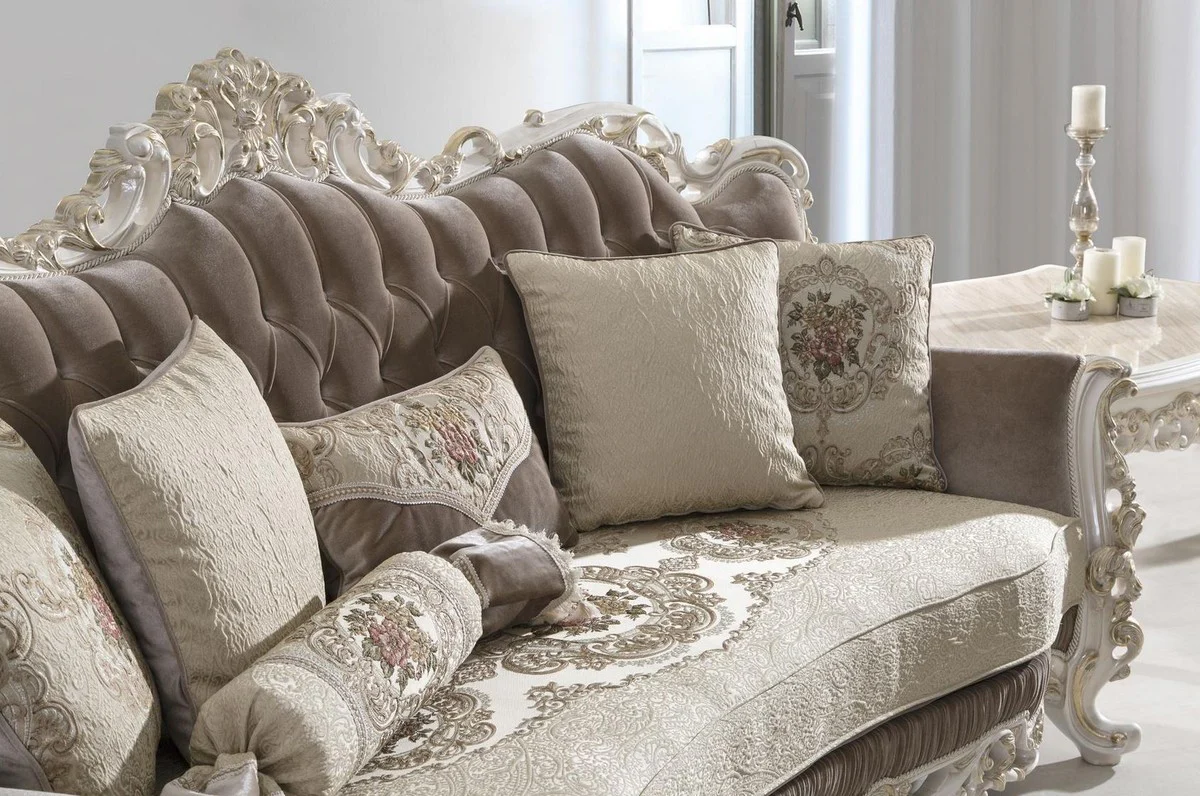 Luxus Barock Wohnzimmer Sofa mit dekorativen Kissen Braun / Beige / Weiß / Gold 240 x 90 x H. 120 cm - Edle Barock Wohnzimmer Möbel