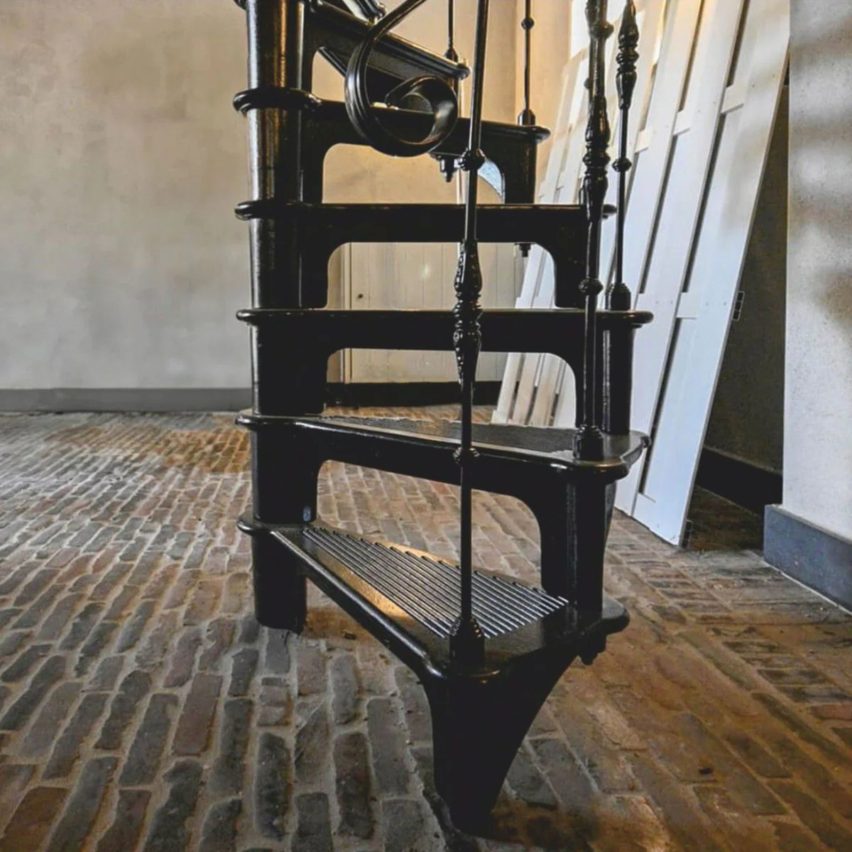 Gusseisen Wendeltreppe mit Geländer rechte Seite Schwarz H. 300 cm - Rustikale Spiraltreppe