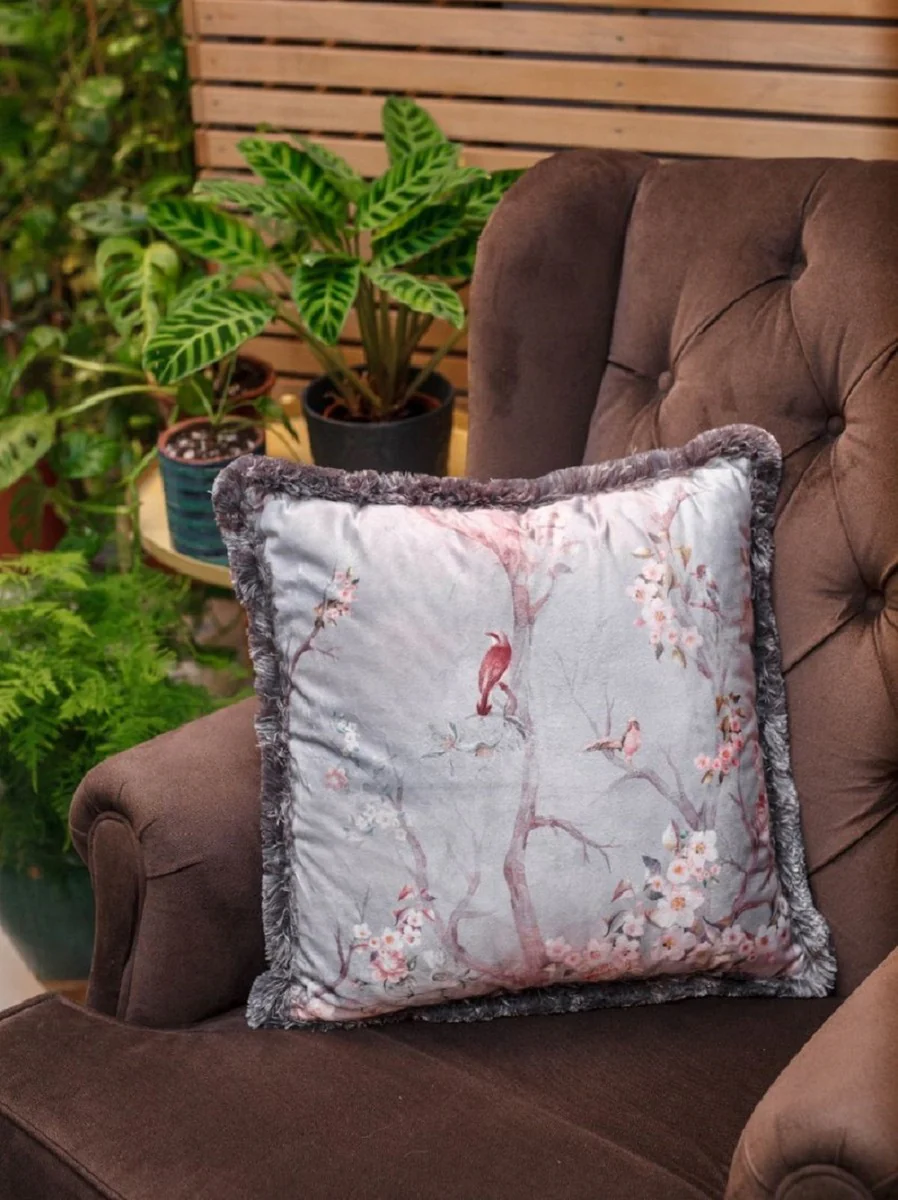 Luxus Deko Kissen Vögel im Wald Hellgrau / Mehrfarbig 45 x 45 cm - Bedrucktes Samt Kissen mit Fransen - Wohnzimmer Deko Accessoires