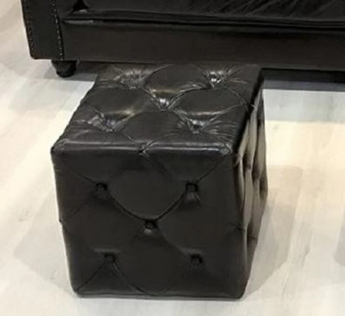 Luxus Chesterfield Leder Hocker Vintage Schwarz 40 x 40 x H. 45 cm - Echtleder Fußhocker - Echtleder Würfelhocker - Chesterfield Wohnzimmer - Echtleder Möbel - Luxus Möbel