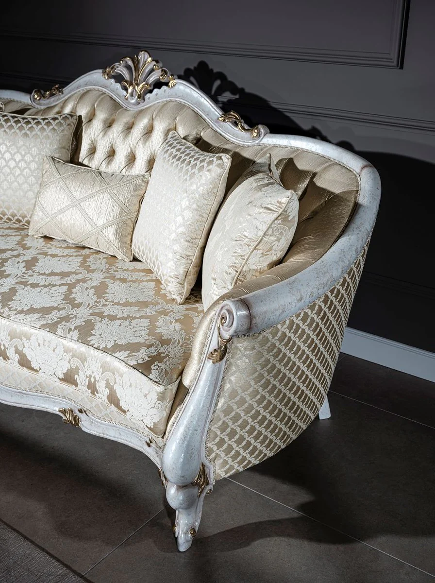 Luxus Barock Sofa Gold / Antik Weiß / Gold 250 x 90 x H. 112 cm - Wohnzimmer Sofa mit elegantem Muster und dekorativen Kissen - Barock Wohnzimmer Möbel