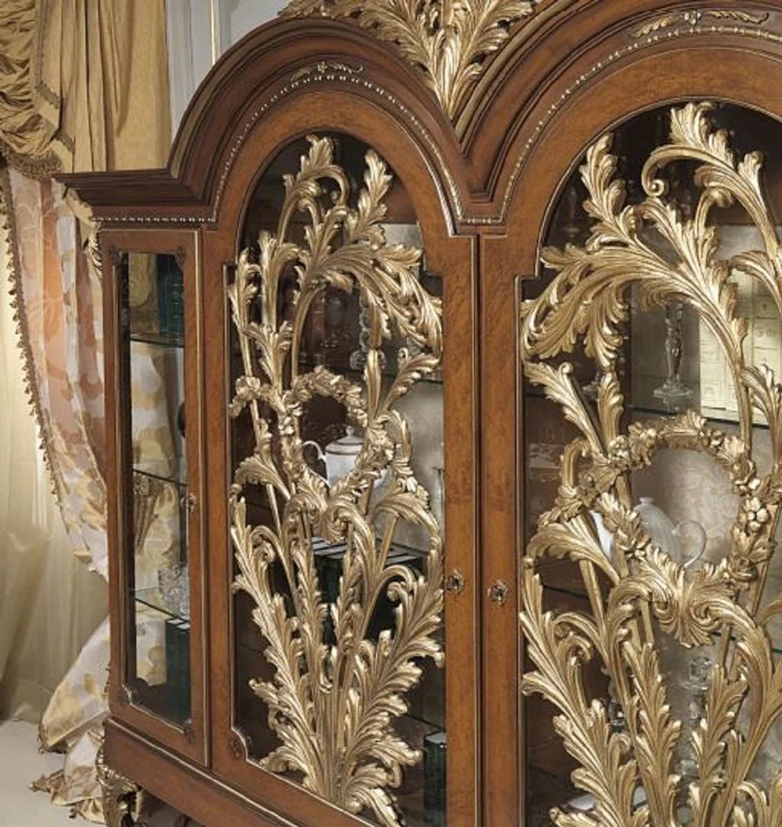 Luxus Barock Vitrine Braun / Gold 308 x 50 x H. 242 cm - Edler Massivholz Vitrinenschrank mit 4 Türen - Hotel Restaurant Schloss Möbel - Luxus Qualität - Made in Italy