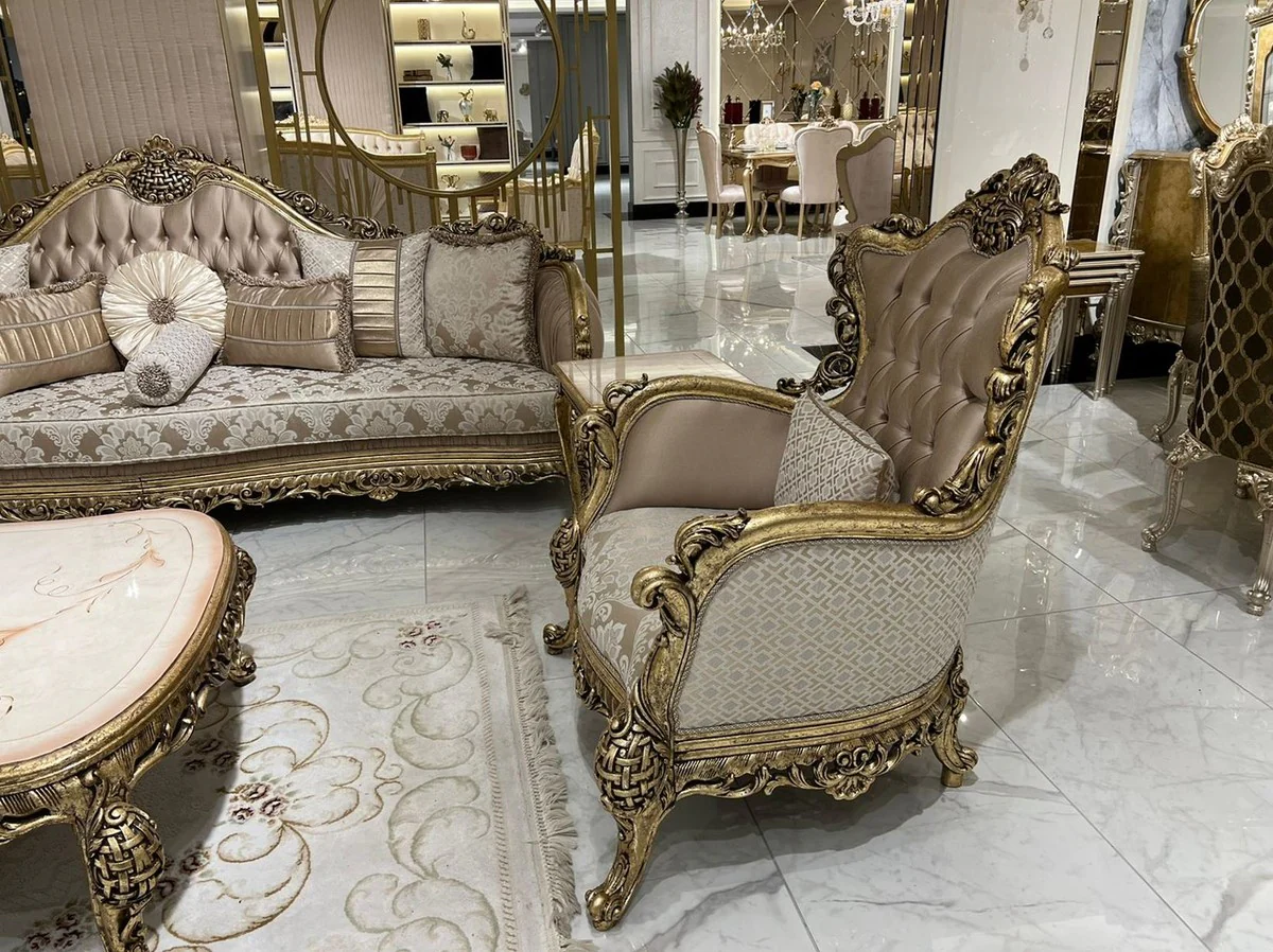 Luxus Barock Sofa Braun / Weiß / Gold - Handgefertigtes Wohnzimmer Sofa mit elegantem Muster und dekorativen Kissen - Prunkvolle Wohnzimmer Möbel im Barockstil