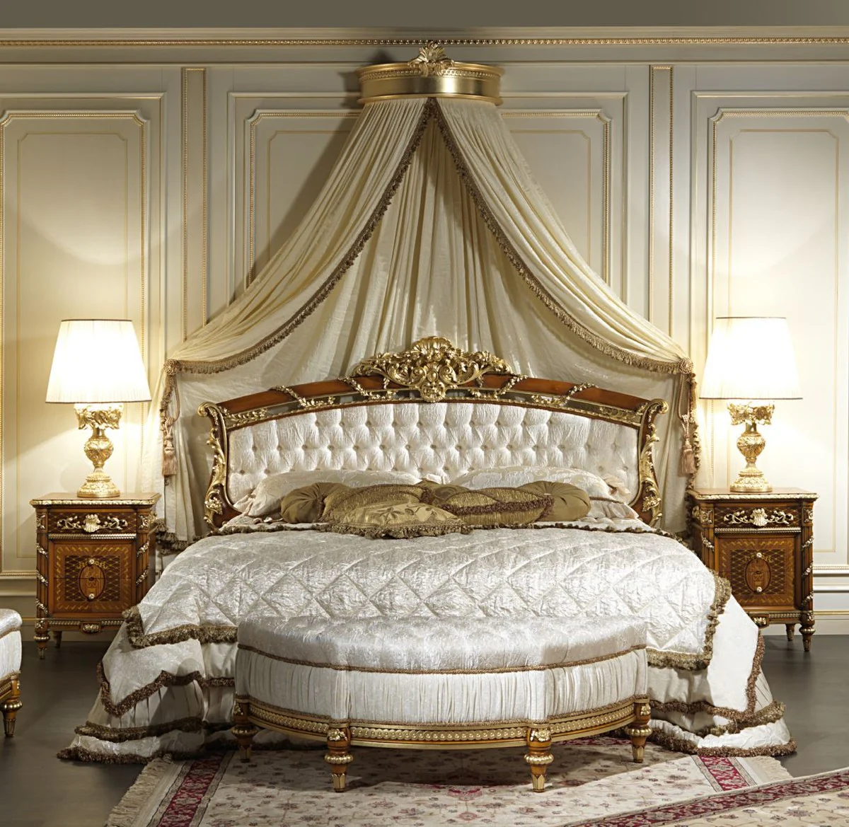 Luxus Barock Schlafzimmer Set Weiß / Braun / Gold - 1 Doppelbett mit Kopfteil & 1 Baldachin & 2 Nachttische & 1 Sitzbank - Barock Schlafzimmer Möbel - Barock Hotel Möbel