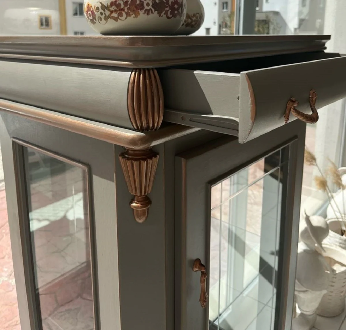 Luxus Barock Vitrine Mintgrün / Kupfer - Barockstil Vitrinenschrank mit Glastür und Schublade - Luxus Möbel im Barockstil - Barock Möbel - Edel & Prunkvoll