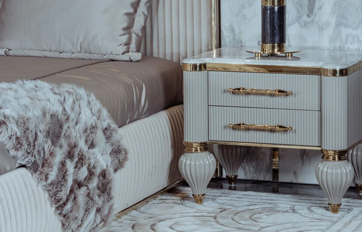 Luxus Art Deco Nachtkommode Grau / Weiß / Gold 64 x 51 x H. 59 cm - Prunkvoller Massivholz Nachttisch mit 2 Schubladen - Art Deco Schlafzimmer & Hotel Möbel - Luxus Kollektion